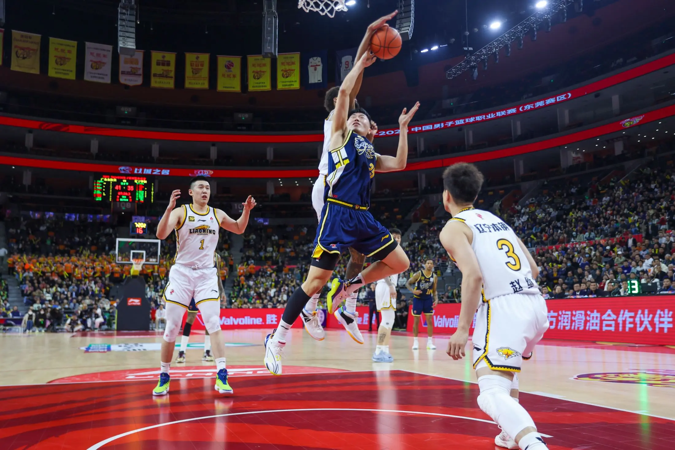 乐鱼体育APP下载-广东队客场险胜陕西队保住领先