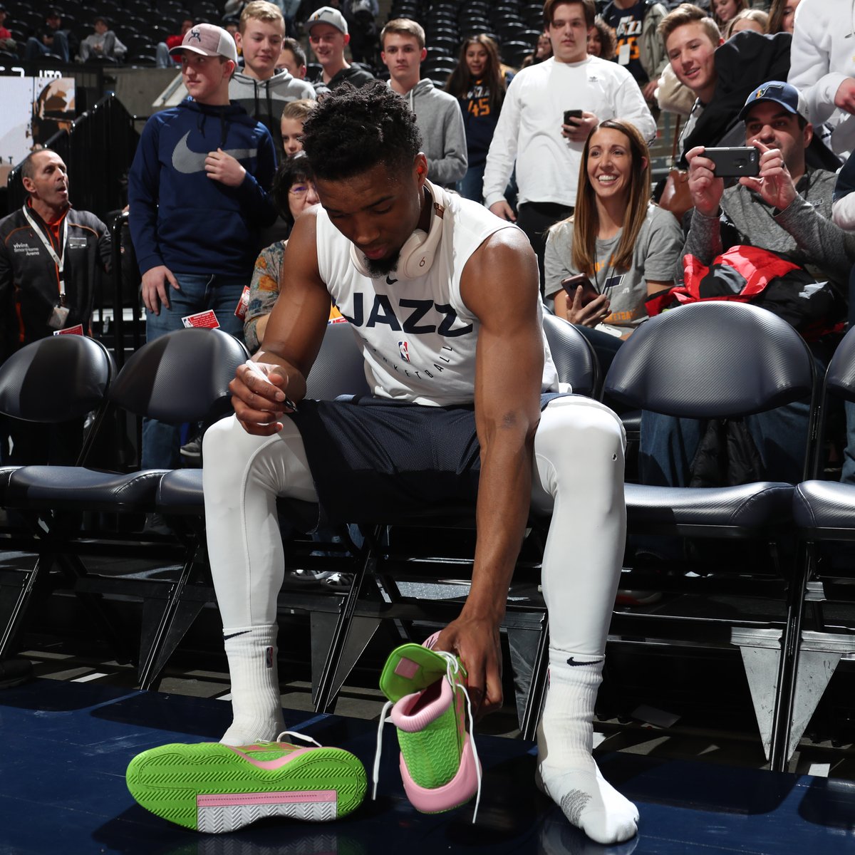 爵士大胜骑士，米切尔三分球表现出色