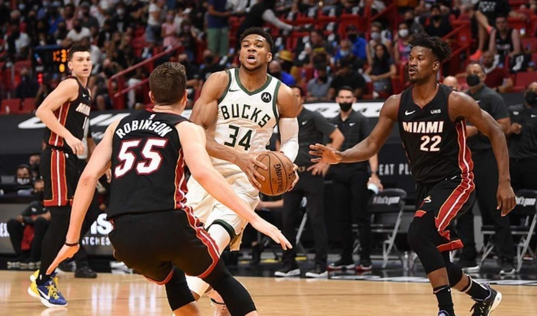 雄鹿力克篮网登顶东部