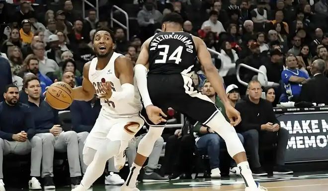 雄鹿力克篮网登顶东部